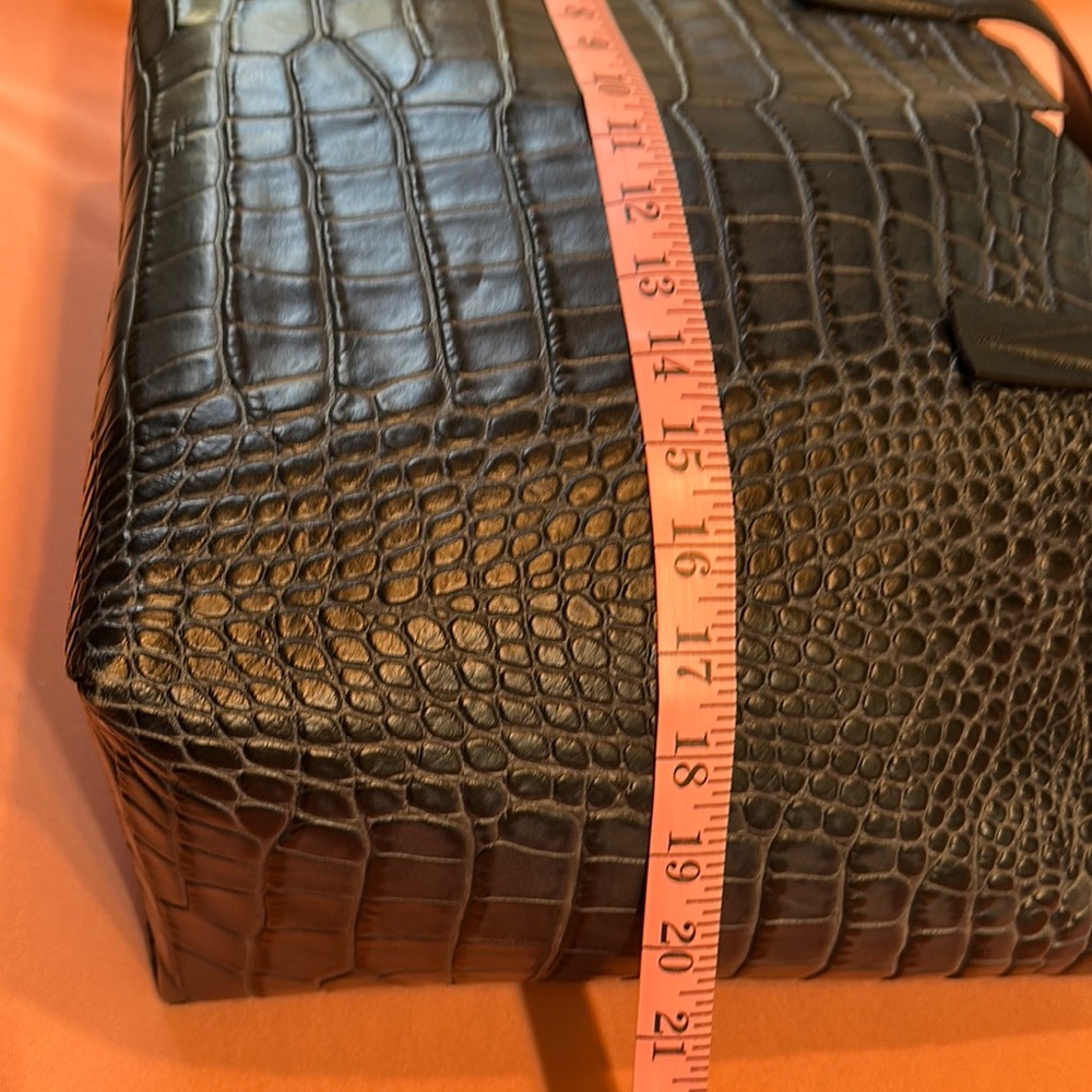 New VINCE Elegant Black Crocodile-Embossed Tote Bag - Picture 8 of 11